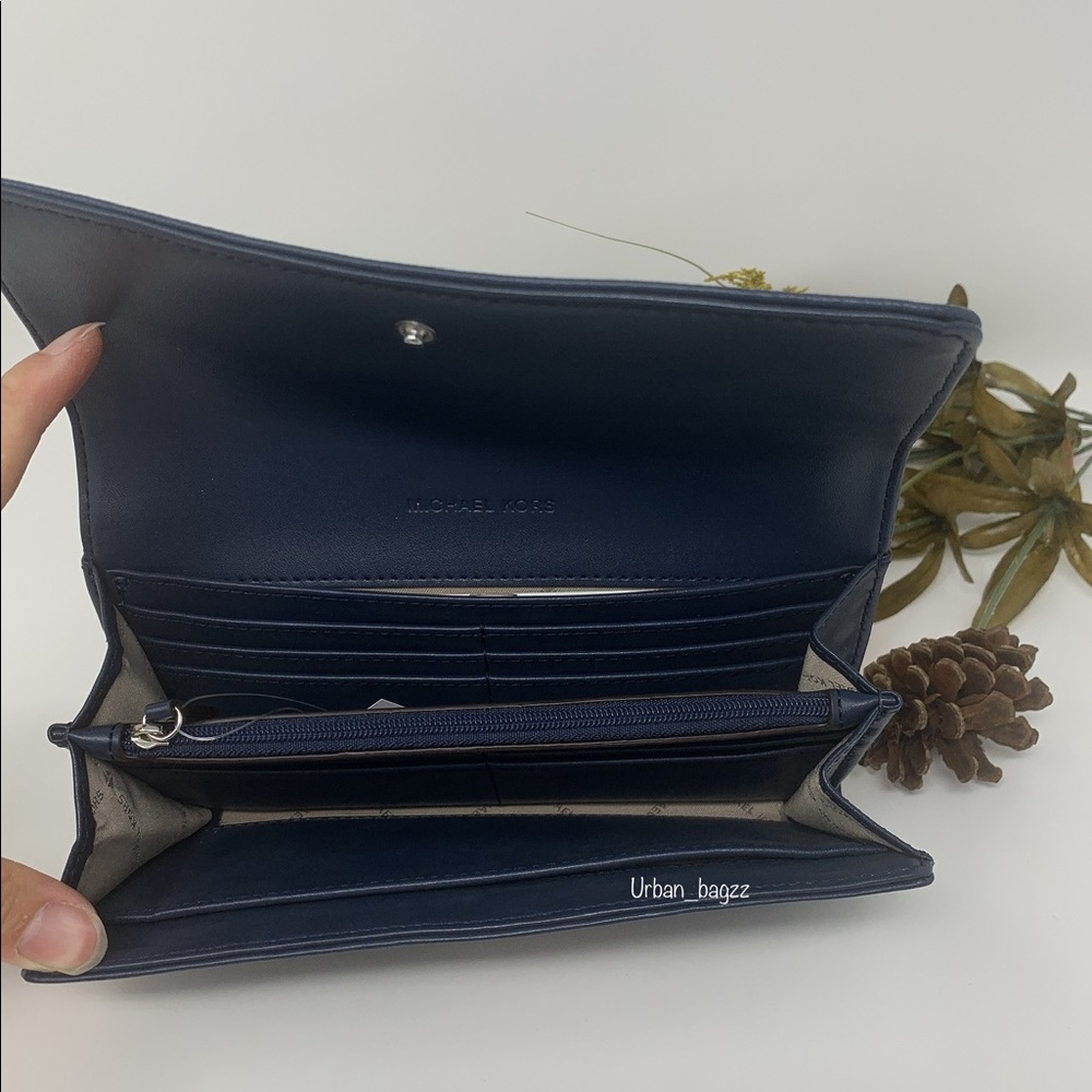 Michael Kors Montgomery Large Carryall Wallet - Picture 6 of 8